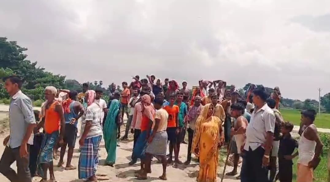 सरकारी स्कूल के प्रधानाध्यापक के खिलाफ मोतिहारी में सड़क जाम..