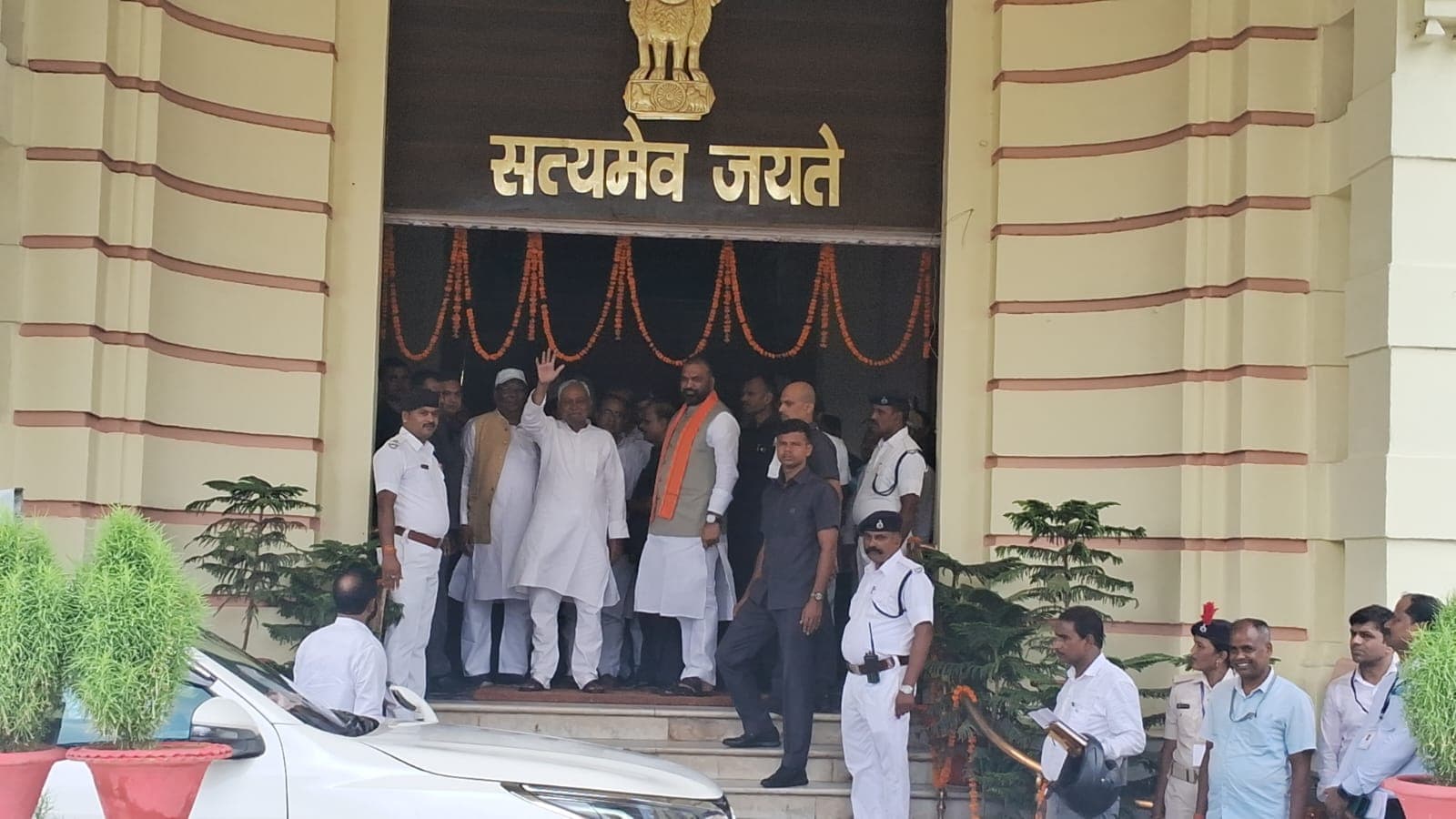 बिहार विधानसभा परिसर में विपक्षी सदस्यों का जोरदार हंगामा, लगाए नीतीश कुमार के खिलाफ नारे..