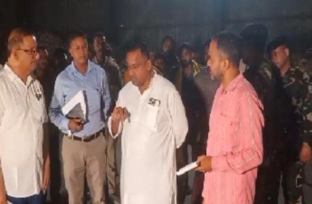 झारखंड स्टेट फूड कॉरपोरेशन लिमिटेड (JSFC) के कडरू-2 गोदाम प्रबंधक के प्रभार से नीरज कुमार त्रिपाठी को निलंबित कर दिया गया है।