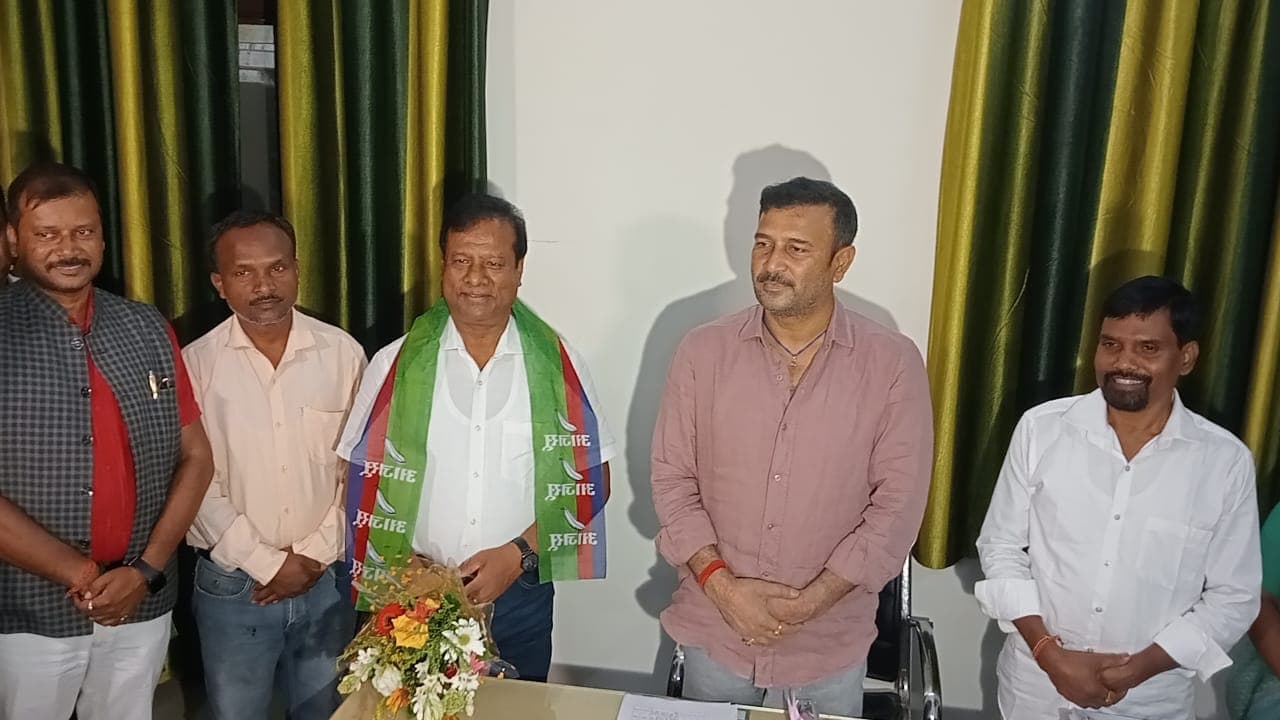 झारखंड में स्थापित सरकार ने यूथ को धोखा दिया है, पूर्व आईएएस अधिकारी राजीव कुमार आजसू पार्टी में शामिल हुए...