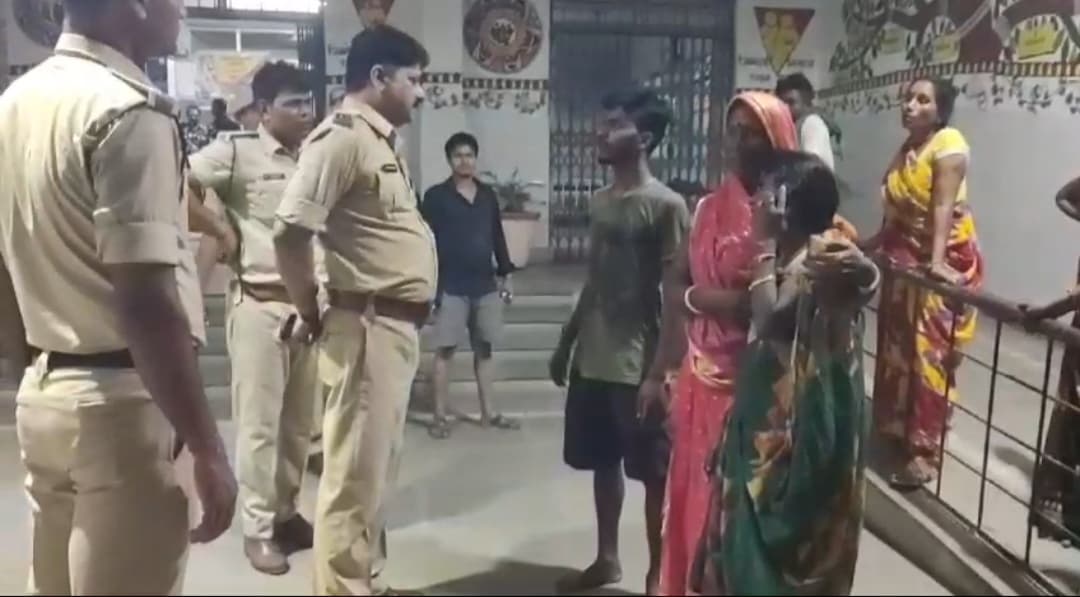 दुकान बंद होने पर मांगी सिगरेट, ना करने पर अपराधियों ने दुकानदार और उसके भाई को मारी गोली.