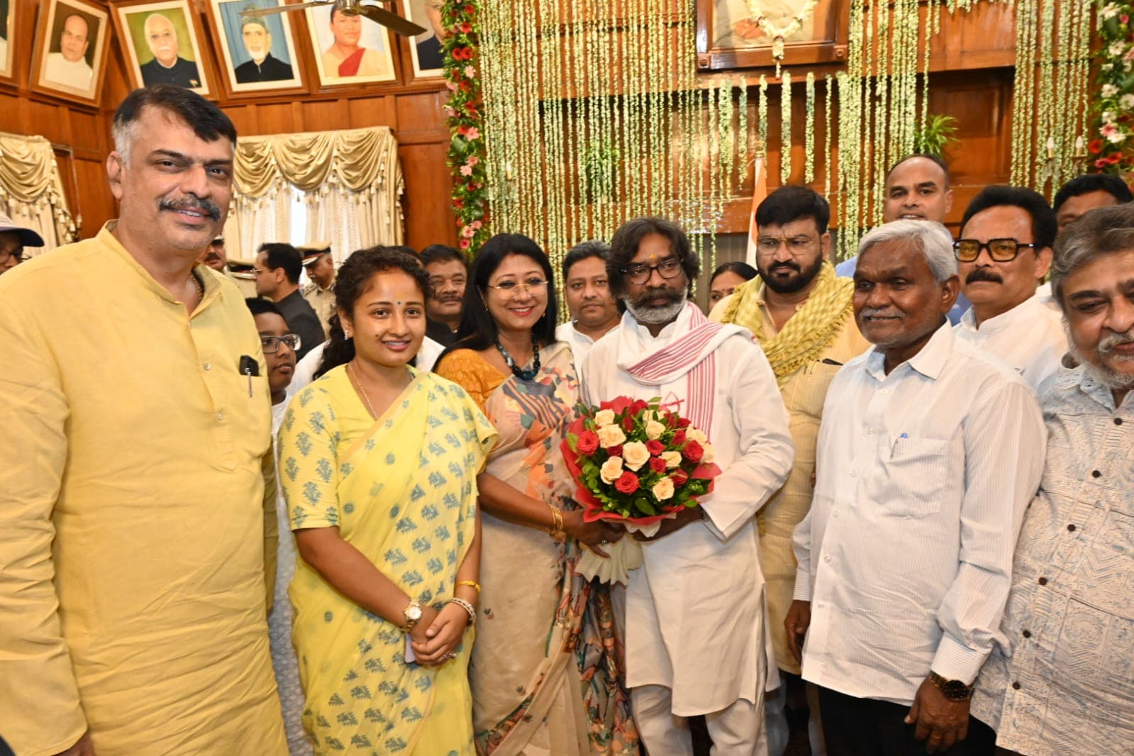 झारखंड कैबिनेट की बैठक में 8 जुलाई को झारखंड विधानसभा का विशेष सत्र आयोजित किया गया है ,जिसमें हेमंत सरकार विधानसभा में अपना बहुमत साबित करेगी...