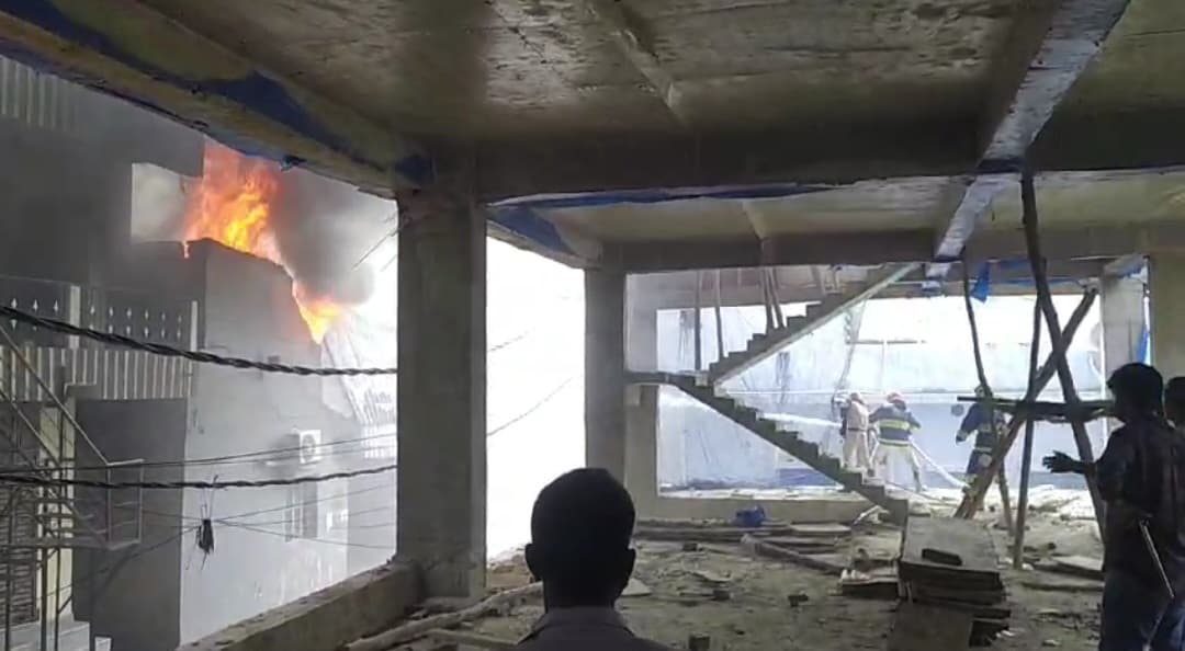 पटना के हुंडई शोरूम में लगी भीषण आग..