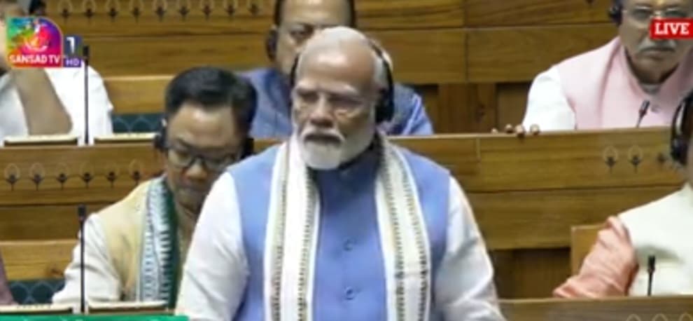 विपक्षी सांसदों के हंगामा के बीच PM मोदी ने दिया जवाब, LIVE...