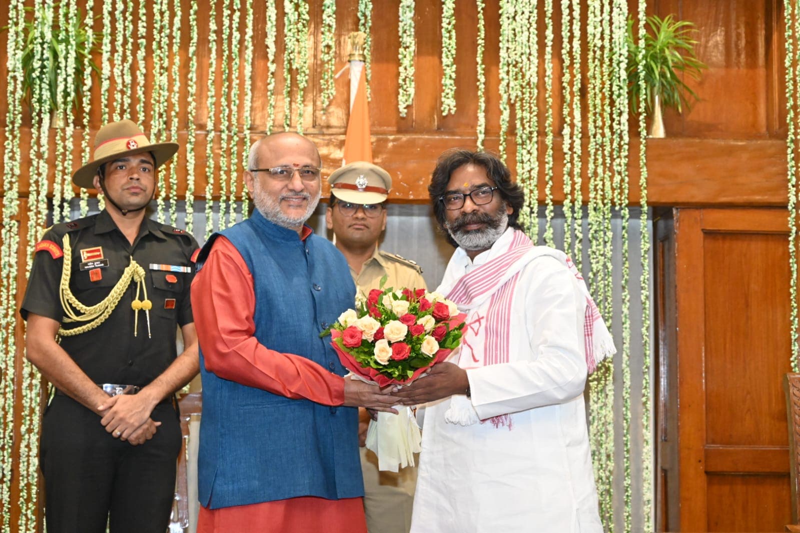 झारखंड के 13 वें मुख्यमंत्री के रूप में झामुमो के कार्यकारी अध्यक्ष हेमंत सोरेन ने शपथ ग्रहण किया।