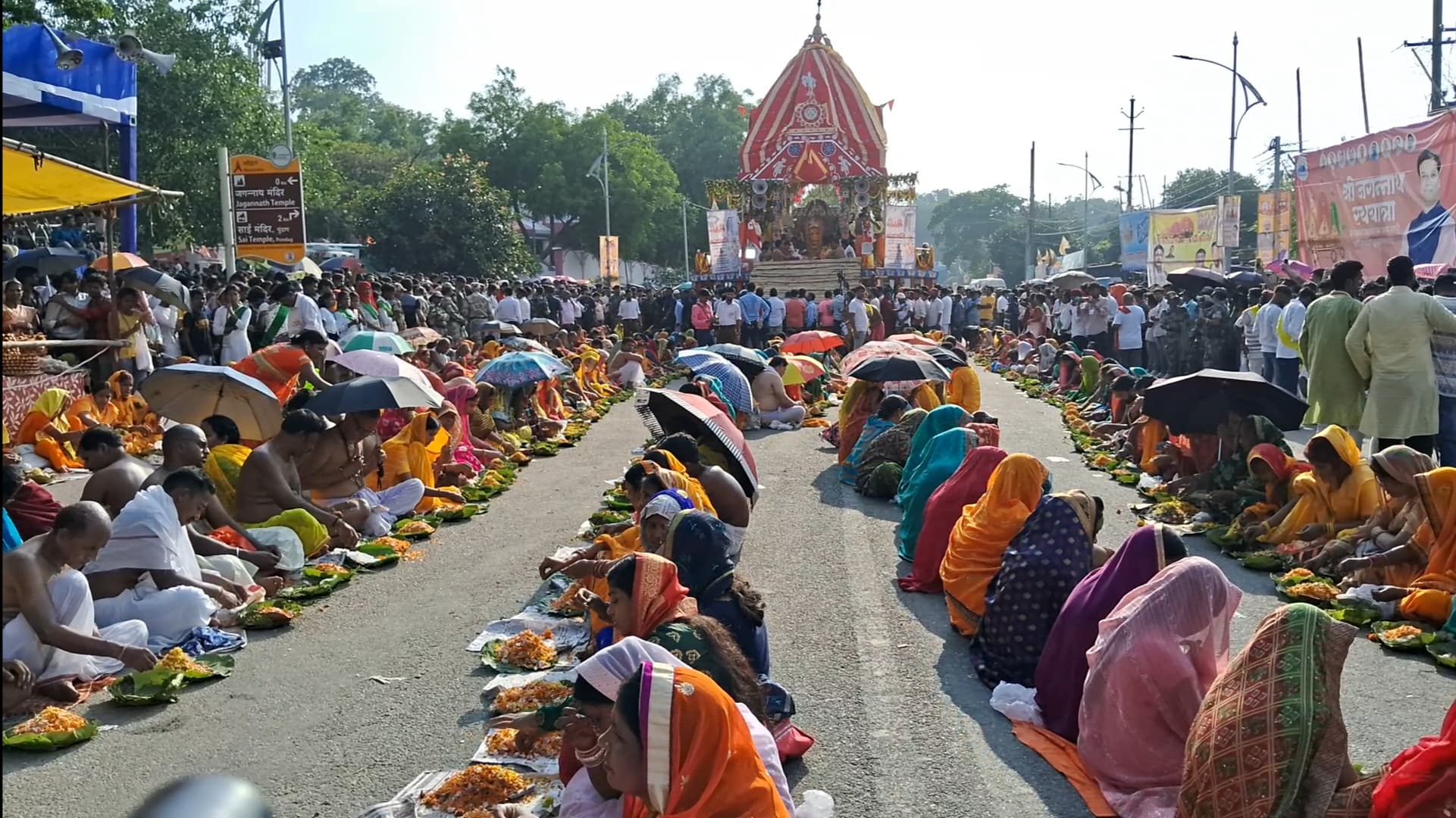 रांची में आज भगवान जगन्नाथ के रथ यात्रा में उमड़े लाखों श्रद्धालु, पूरे विधि विधान के साथ भक्तों ने पुष्पांजलि कर किया विष्णु सहस्त्र मंत्र का जाप...