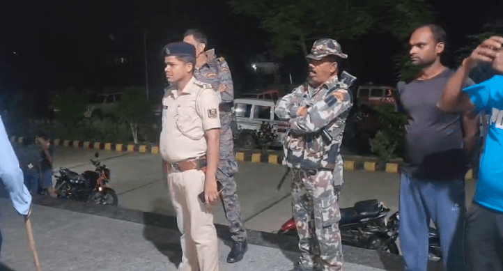 व्यक्ति ने तड़प-तड़प कर तोड़ा दम, लोग बने रहे मूकदर्शक, एंबुलेंस ने शव उठाने से किया इंकार