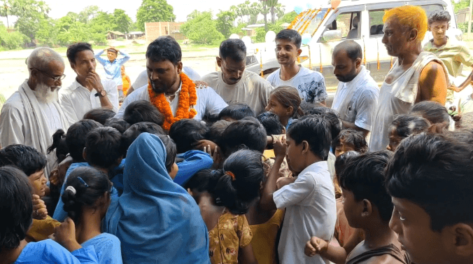 बिहार में शिक्षक के तबादले पर स्कूली बच्चों के साथ-साथ रो दिया पूरा गांव...