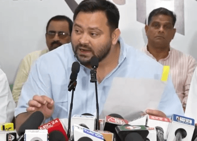 बिहार में वोटर लिस्ट रिवीजन को लेकर तेजस्वी यादव का हमला, बोले- 𝟕 करोड़ 𝟗𝟎 लाख मतदाता है... कल्पना कीजिए,