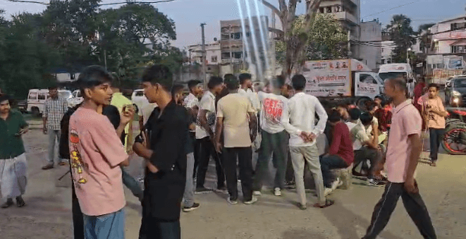 राजधानी पटना में दो पक्षों के लोग भिड़े, मारपीट और तलवारबाजी में दर्जनों लोग घायल