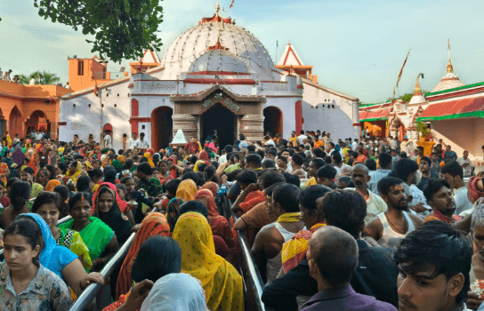 सावन का पहला सोमवार : मध्यरात्रि से बाबा बैकुंठधाम में लगा श्रद्धालुओं का तांता, भक्तों ने...