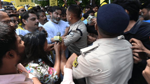 प्रशांत किशोर को विधानसभा घेराव करना पड़ा भारी, प्रशांत किशोर समेत 300 समर्थकों पर मामला दर्ज...