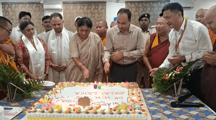 बोधगया में नामग्याल तिब्बती मंदिर में दलाई लामा का 90वां जन्मदिन केक काटकर मनाया गया, Gaya DM हुए शामिल...