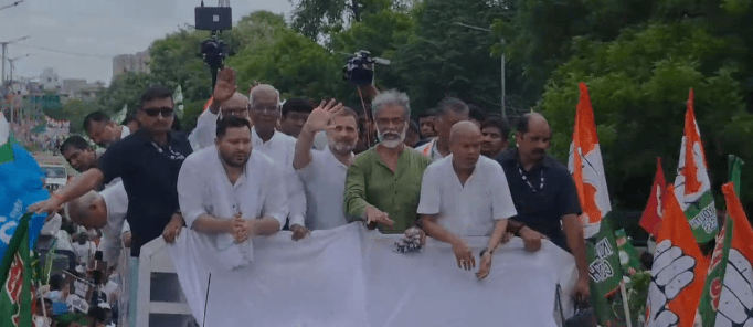 Bihar Band: बिहार बंद का समर्थन करने पटना पहुंचे राहुल गांधी ; तेजस्वी भी सड़क पर उतरे, कई मुख्य सड़क जाम... राहगीर परेशान...