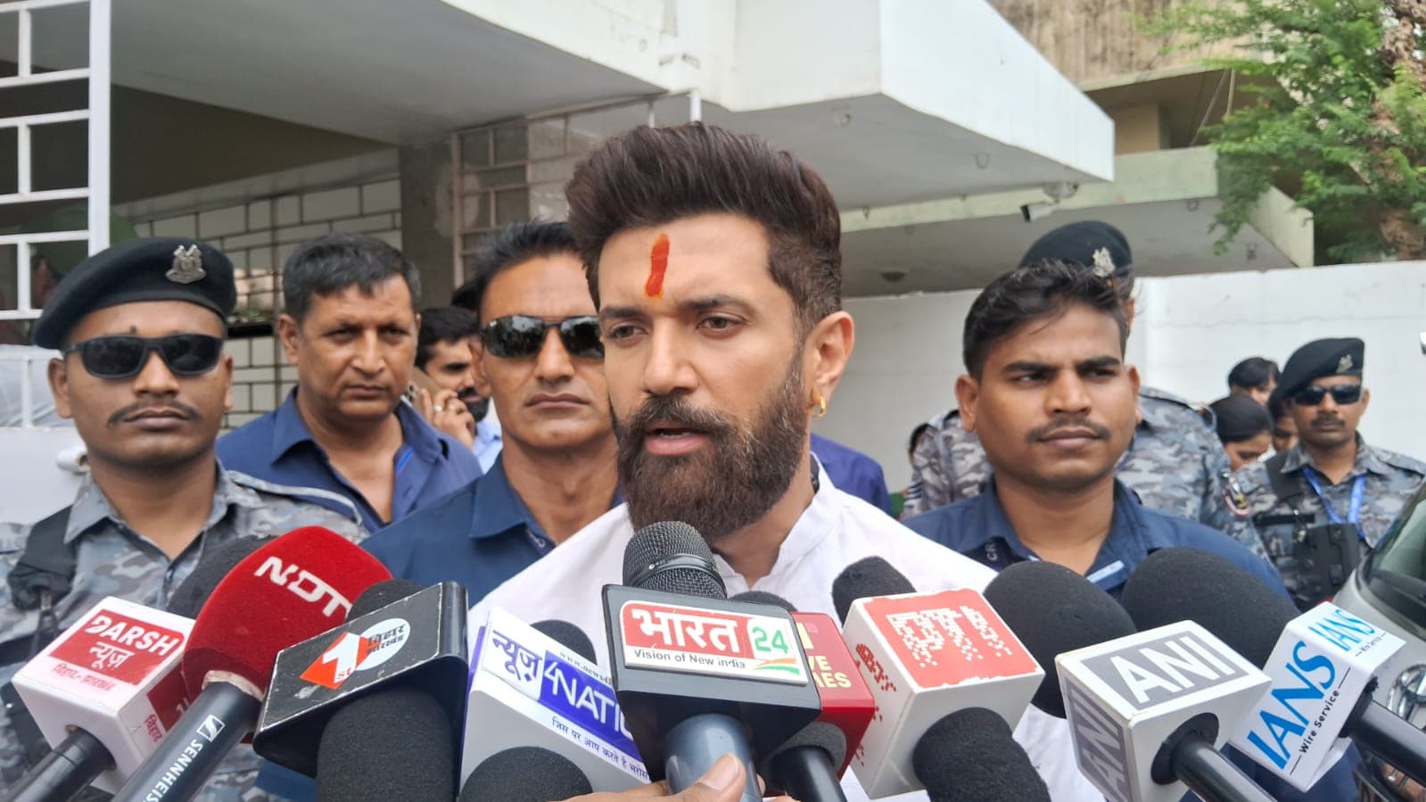 'मुझे दुख है कि मैं ऐसी सरकार को समर्थन कर रहा हूं...' लॉ एंड ऑर्डर को लेकर चिराग पासवान ने नीतीश सरकार पर साधा निशाना है...