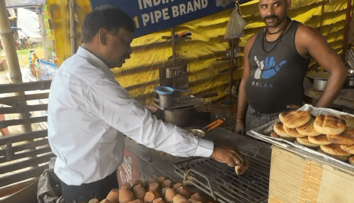 डॉ. एस. सिद्धार्थ का जमीन से जुड़ा अंदाज : लिट्टी-चोखा सेंकते नजर आए बिहार के शिक्षा अधिकारी, VIDEO Viral...