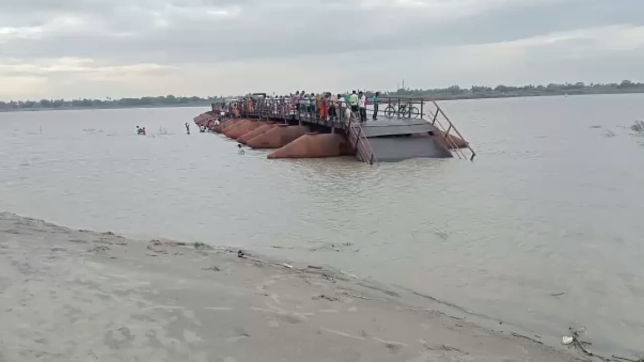 मानसून के एंट्री होते ही 35 फीट बह गया पीपा पुल, लोगों पर आई आफत, बाल-बाल बचे