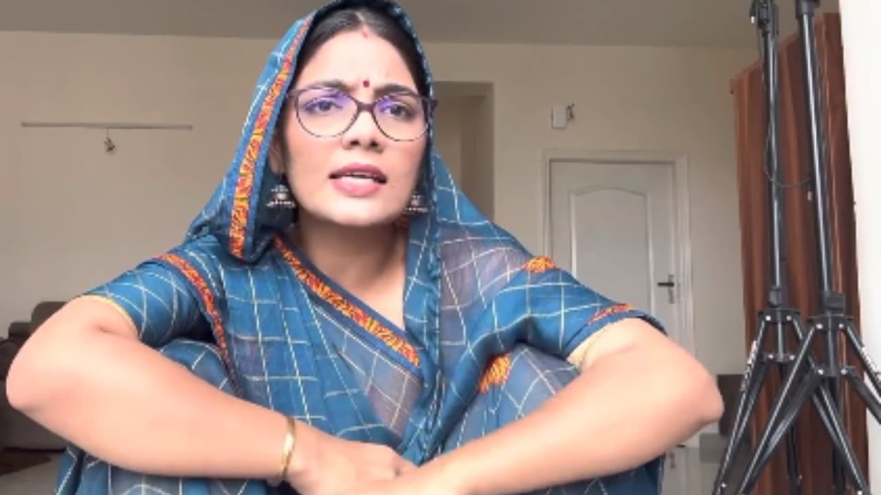 पुल हादसे पर नेहा सिंह राठौर ने गाया गाना, ‘कवच ना रहे ट्रेन में, दुर्घटना भईल भारी...’