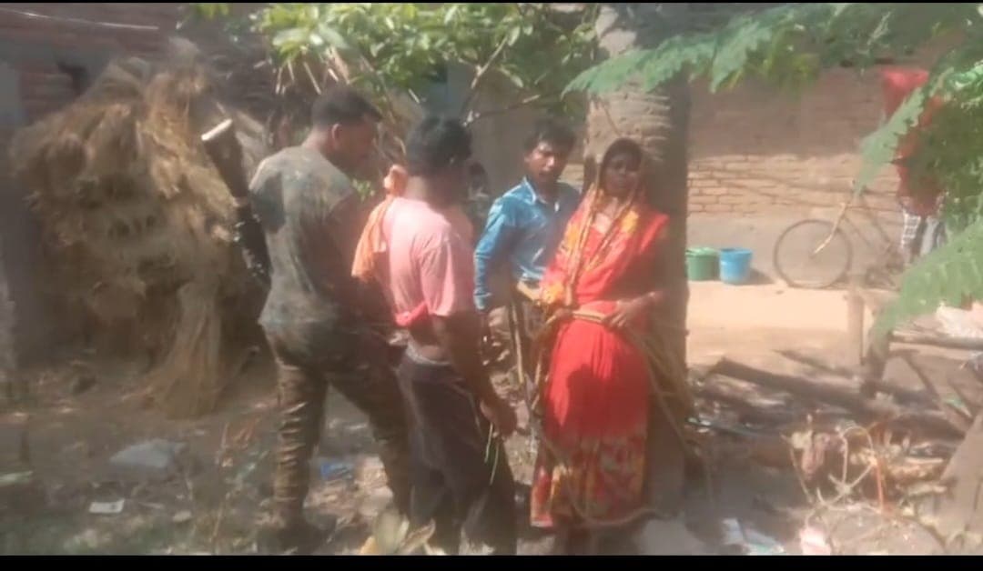 बड़े भाई ने पहले छोटे भाई और उसकी पत्नी को पेड़ में बांधा, फिर..
