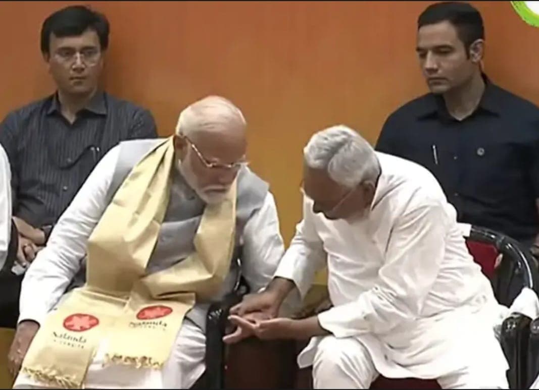जब CM नीतीश कुमार PM मोदी की उंगली पकड़ कर समझाने लगे, वीडियो हुआ VIRAL..