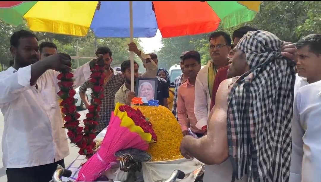 लालू यादव के जन्म दिन पर 77किलो लड्डू का केक बनाया