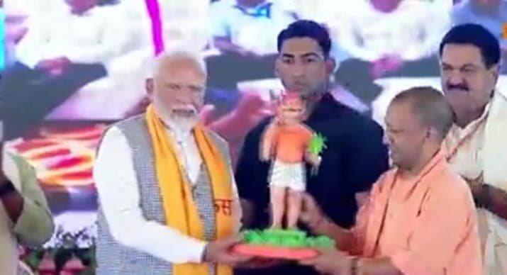 तीसरी बार पीएम बनने के बाद पहली बार नरेद्र मोदी पहुंचे बनारस, करोड़ों किसानों को दी सौगात