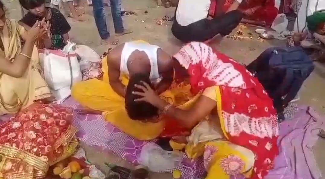 गंगा दशहरा पर विभिन्न घाटों पर चलता रहा भूत भगाने का खेल..