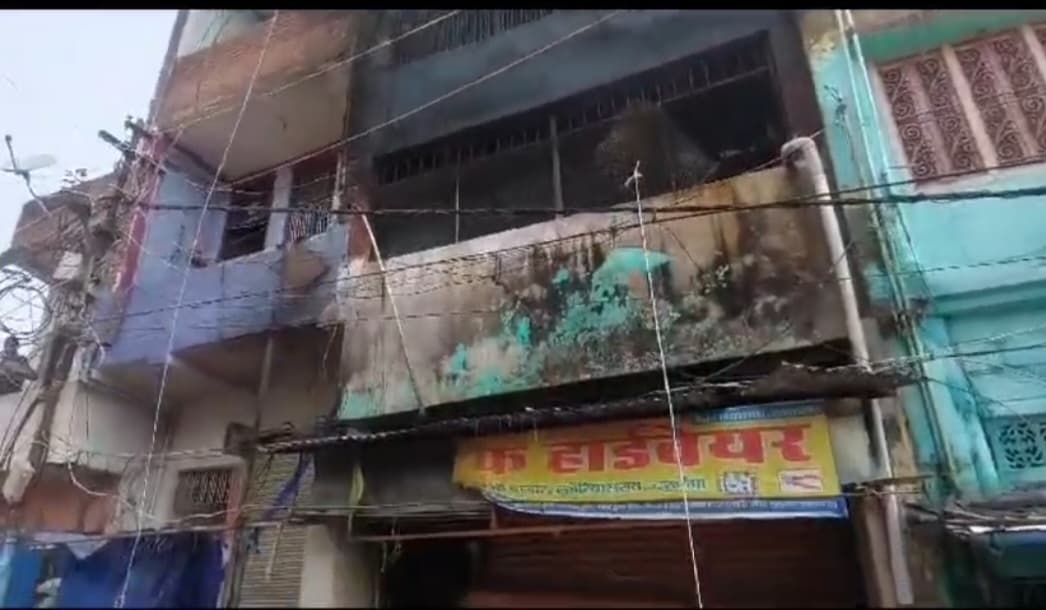 दरभंगा में 4 मंजिला मकान सह दुकान में लगी आग, करोड़ों का नुकसान