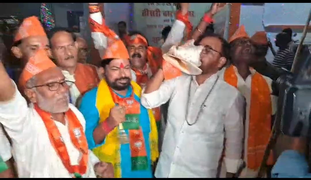 पीएम नरेंद्र मोदी की 3 बार शपथ पर जश्न