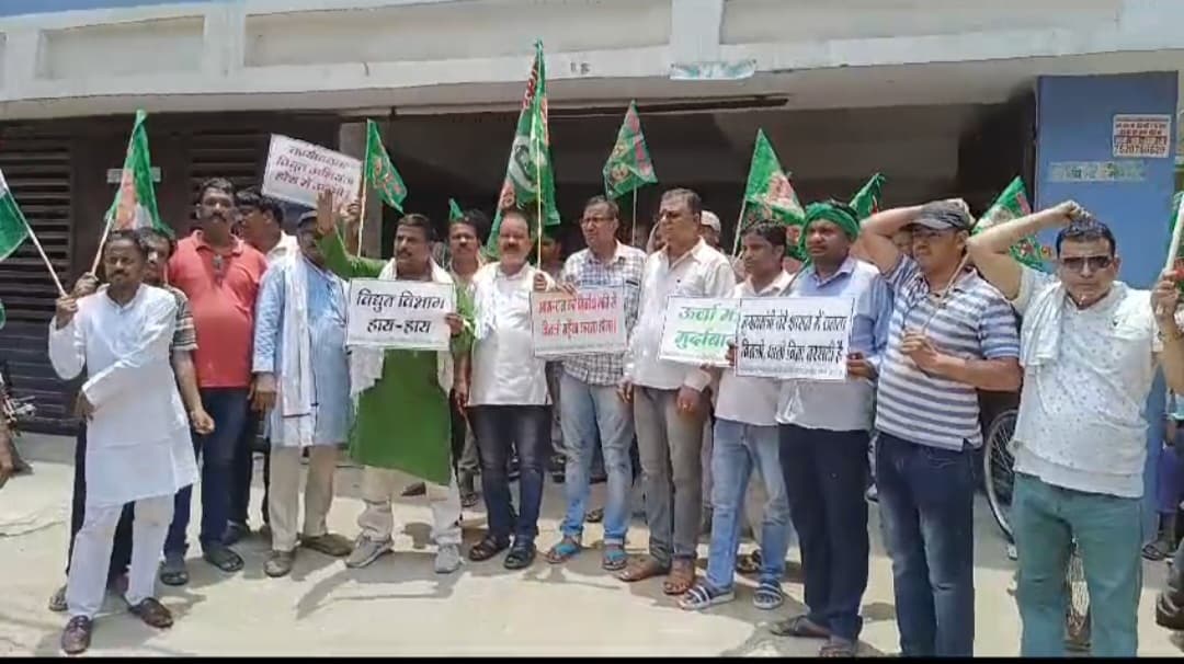 भीषण गर्मी में विद्युत कटौती के खिलाफ पटना में प्रदर्शन