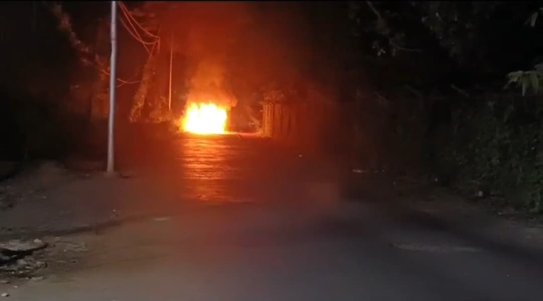 मुजफ्फरपुर में चलती कार में लगी आग, मची अफरातफरी