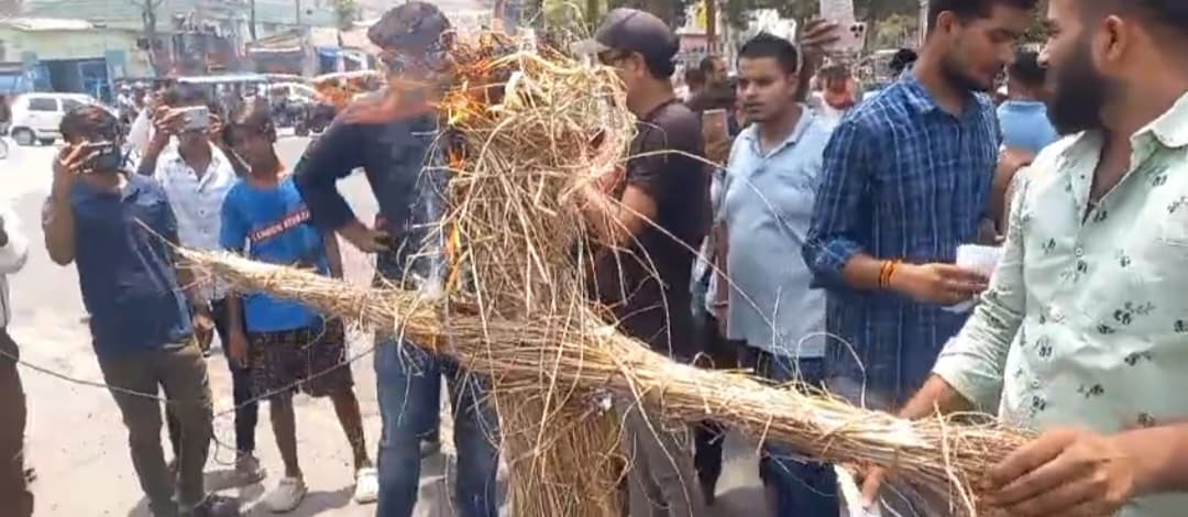 NEET एग्जाम कैंसिल करने की मांग को लेकर पटना में प्रदर्शन,EOU ने 9 परीक्षार्थियों को जारी किया नोटिस..