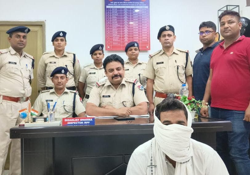 आरपीएफ रांची ने रेल्वे टिकट की कालाबाजारी में लिप्त दुकानदार को पकड़ा