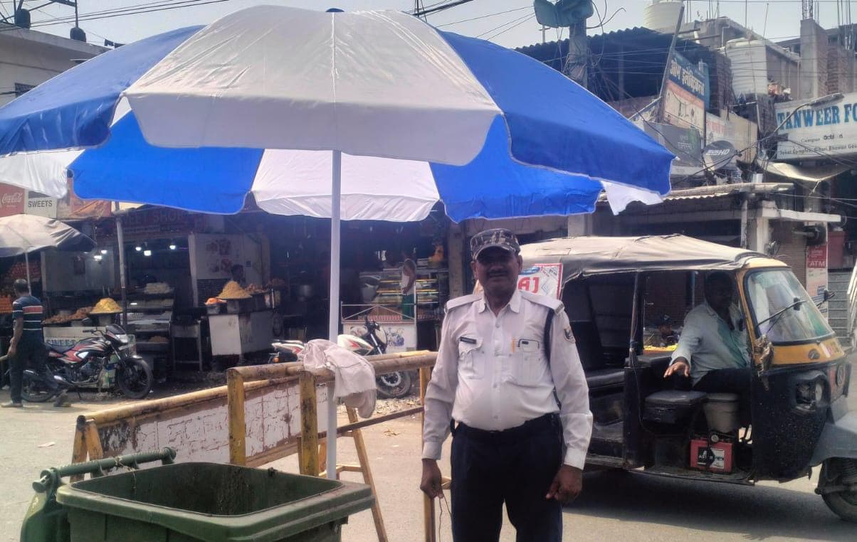 भीषण गर्मी से बचने के लिए गया ट्रैफिक पुलिस जवान को मिली कई सुविधाएं.