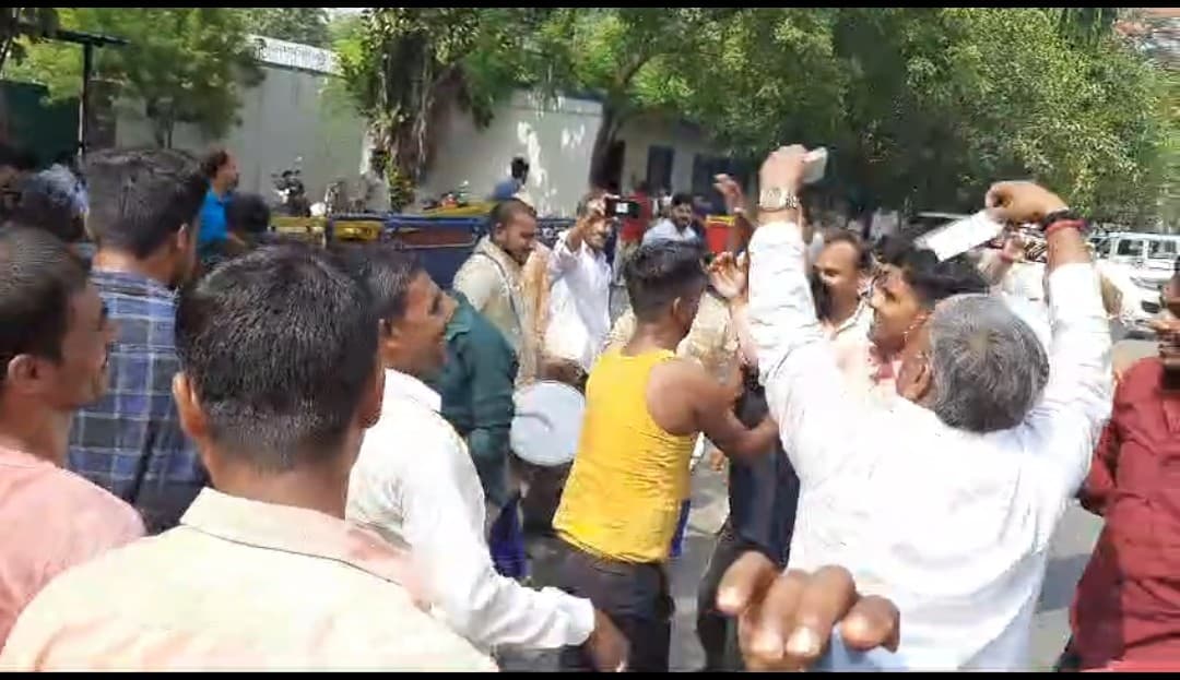 लालू आवास पर कार्यकर्ता नोट की गड्डी उड़ाया