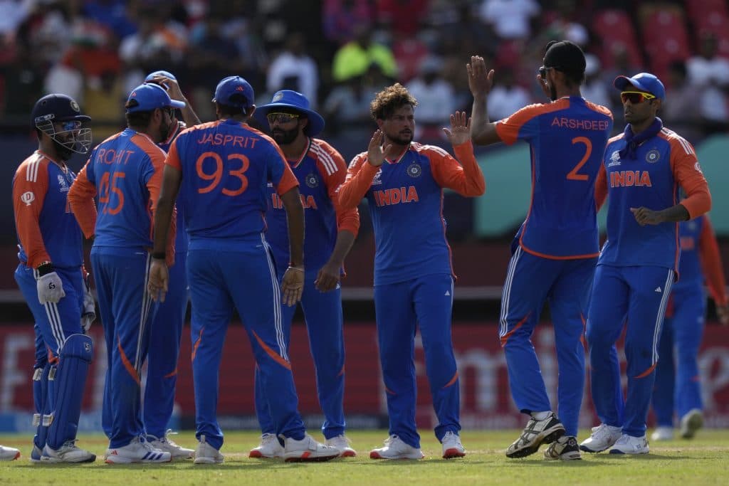INDIA ने T-20 क्रिकेट विश्व कप के सेमी फाइनल में इंग्लैंड को रौंदा, दक्षिण अफ्रीका से होगी ख़िताबी भिड़ंत...