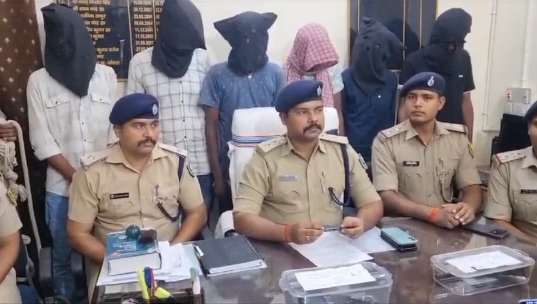 बड़ी घटना होने से बची , बेतिया पुलिस ने कई हथियार के साथ 6 अपराधियों को किया गिरफ्तार