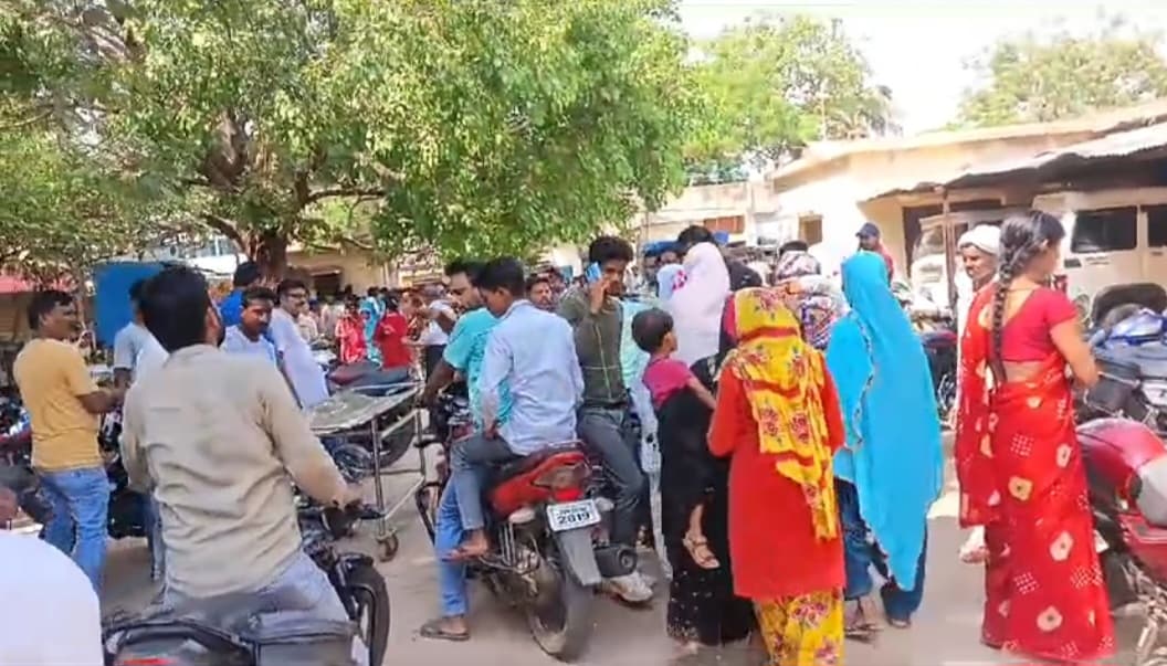 तेज रफ्तार हाईवा ने थाने के निजी ड्राइवर को कुचला,मौके पर बवाल