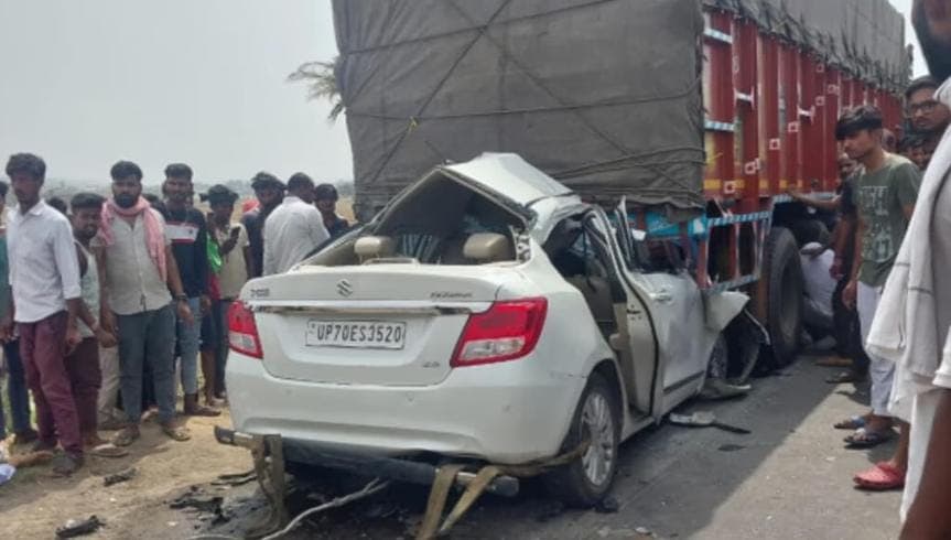 बेकाबू कार ने ट्रक में मारी टक्कर,मौके पर ही 3 की मौत