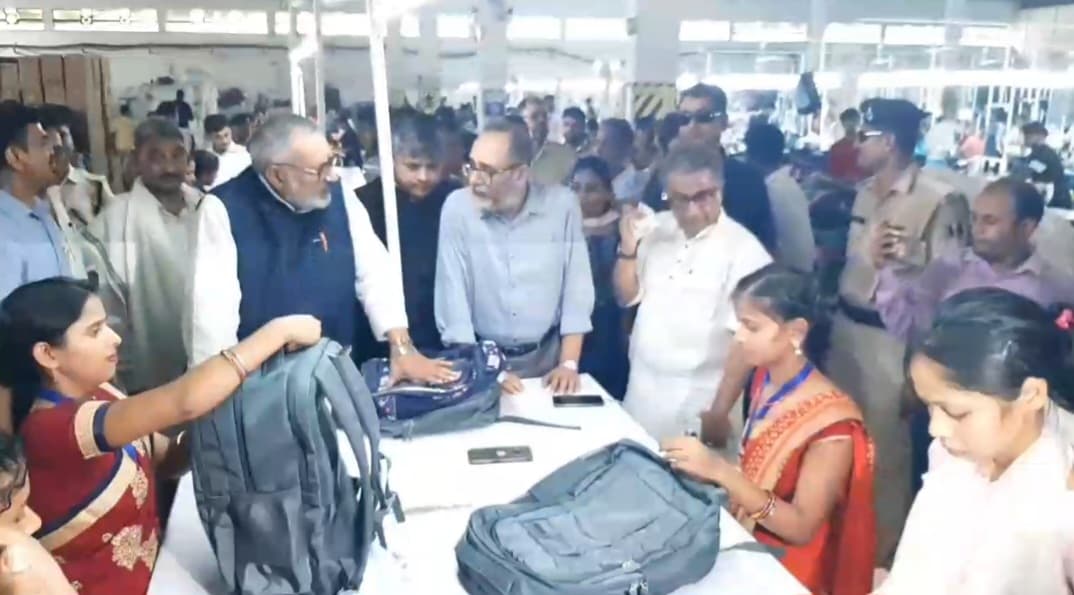 मुजफ्फरपुर के गारमेंट्स उद्योग को मिलेगा बढ़ावा, केंद्रीय कपड़ा मंत्री गिरिराज सिंह ने की पहल