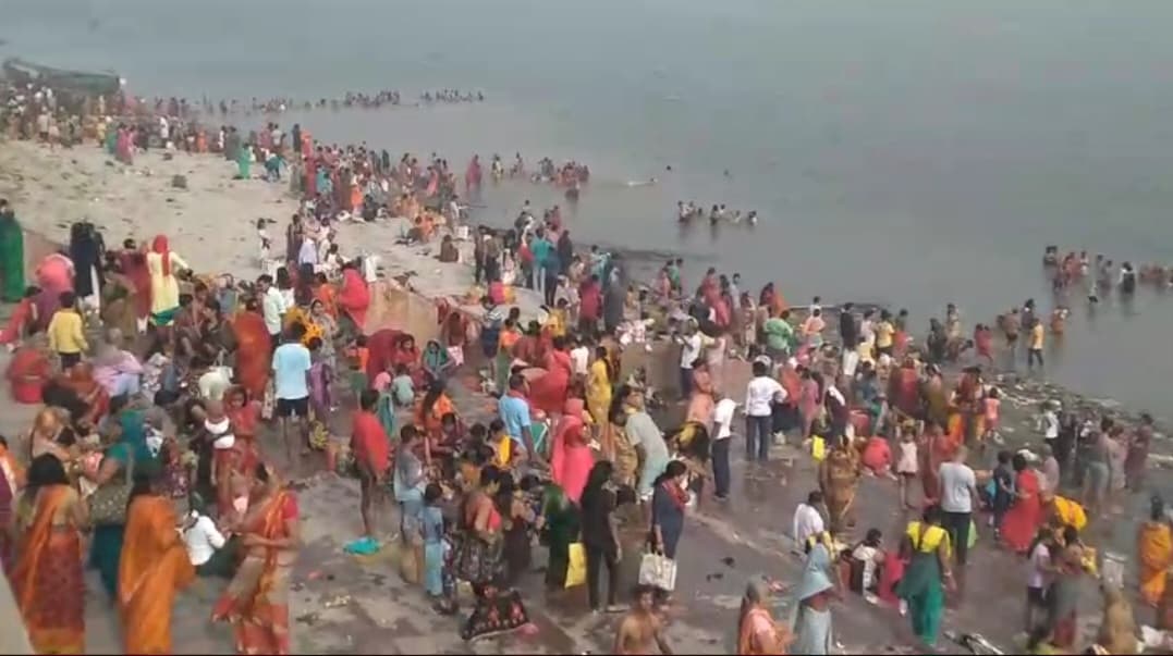 गंगा दशहरा के अवसर पर स्नान के लिए विभिन्न गंगा घाटों पर श्रद्धालुओं की उमड़ी भीड़