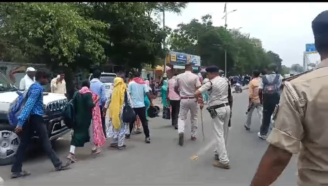 अमीन को पुलिस ने प्रदर्शन के द्वारा खदेड़ा