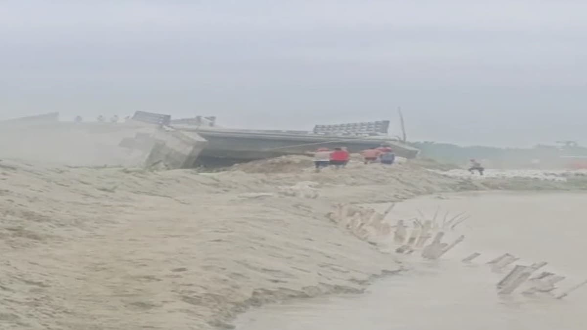 BREAKING : बिहार में एक बार फिर से 1200 करोड़ की लागत से बना पुल भर-भराकर नदी में गिर गया...