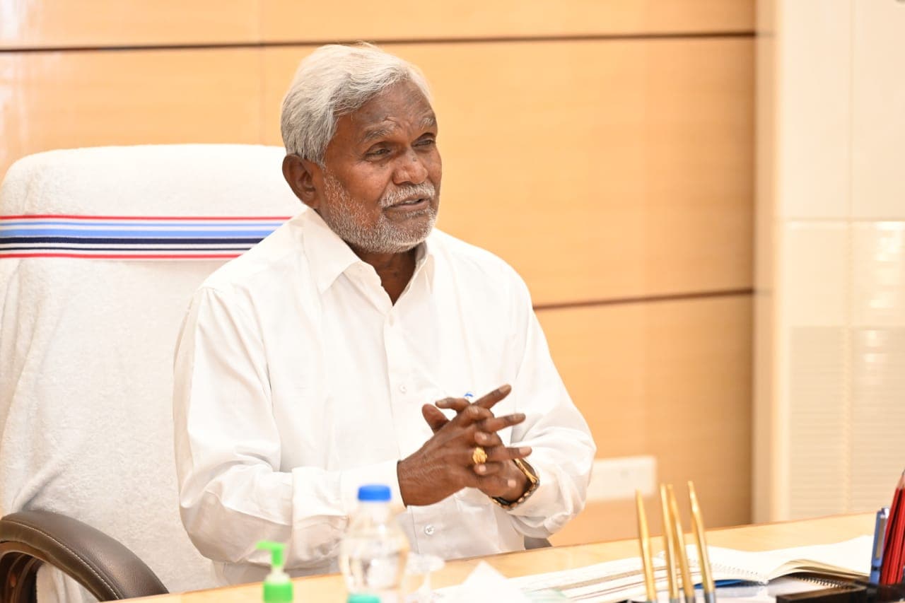 झारखंड में महिलाओं को आर्थिक रूप से मजबूत बनाने के लिए चंपाई सरकार महिलाओं के बैंक खाते में हर महीने एक हजार रुपए भेजेगी।