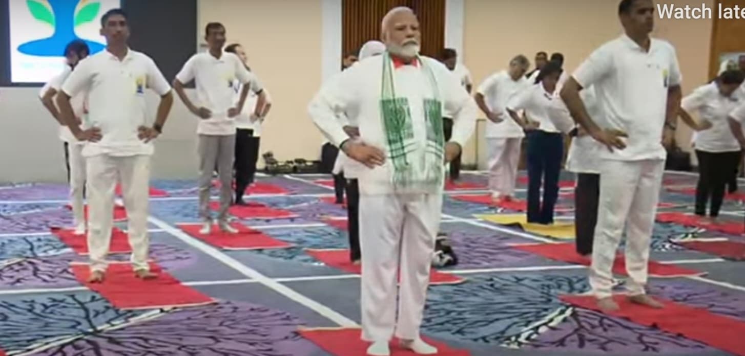 अंतर्राष्ट्रीय योग दिवस पर देश-विदेश में योगाभ्यास शिविर, पीएम मोदी कश्मीर से दिया योगाभ्यास का संदेश