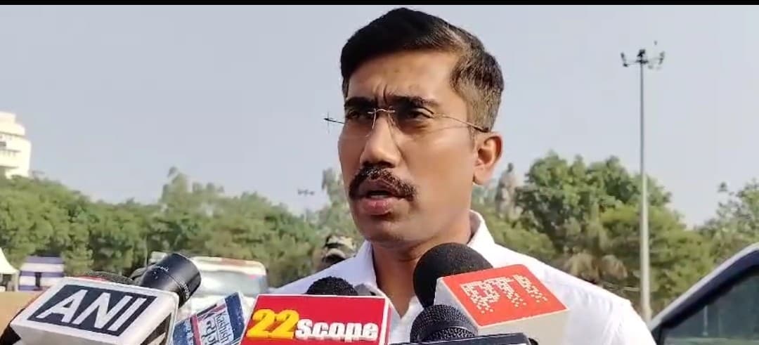 स्कूल बंद करने को लेकर हो रही है बात , DM