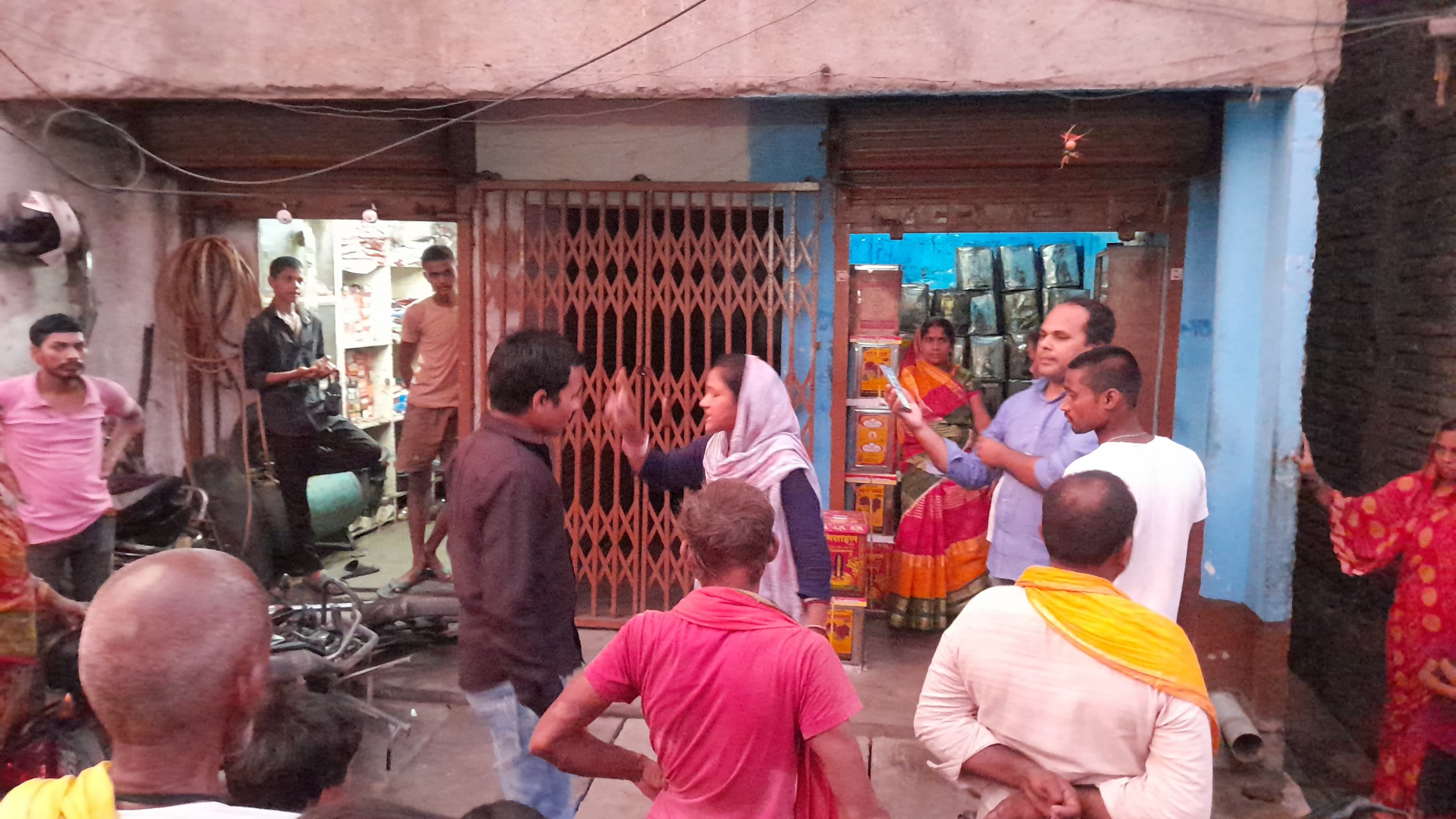 जब शिक्षिका ने अपने दरोगा पति को नई प्रेमिका के साथ मस्ती करते कमरे में रंगे हाथ पकड़ा..