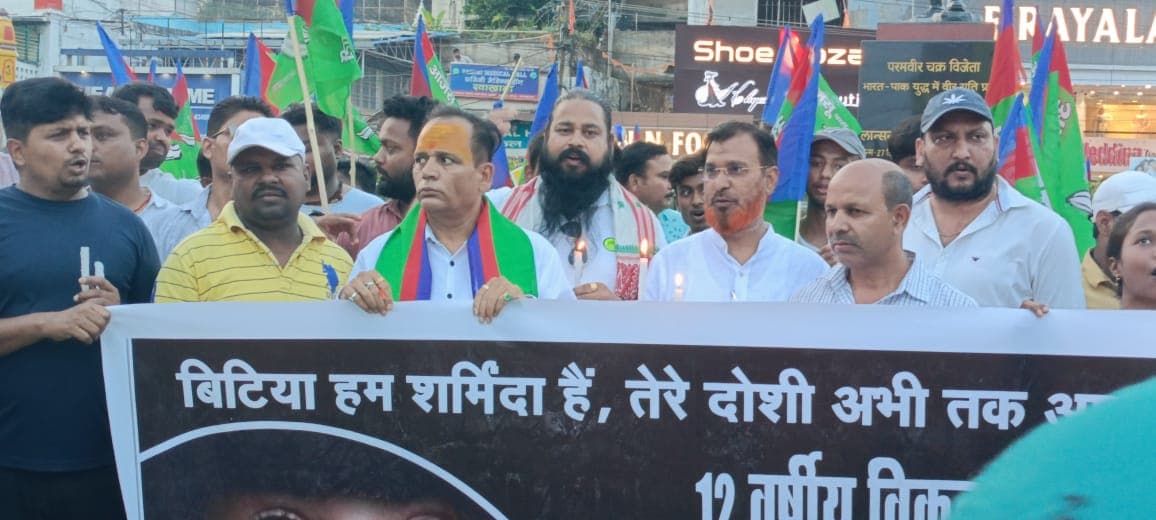 रांची में बच्ची के साथ हुए सामूहिक दुष्कर्म मामले में सरकार की नाकामी के खिलाफ आजसू पार्टी ने निकाला आक्रोश कैंडल मार्च