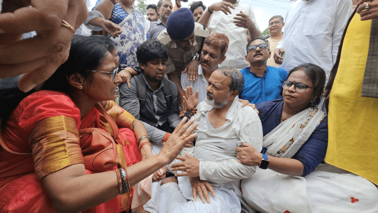 मुजफ्फरपुर रेप मामले में जन सुराज पार्टी ने स्वास्थ्य मंत्री मंगल पांडेय के सरकारी आवास का घेराव कर उनके इस्तीफे की मांग की, पुलिस ने हिरासत में लिया...