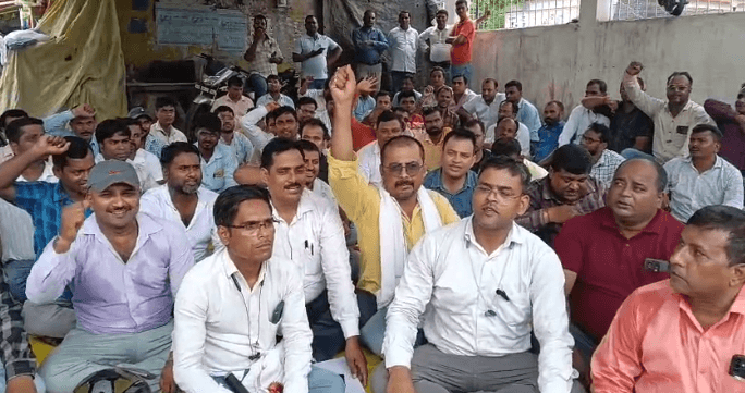 पूर्वी चंपारण में ग्रामीण आवास कर्मियों का अनिश्चितकालीन धरना, 16 सूत्री मांगों को लेकर सैकड़ों...